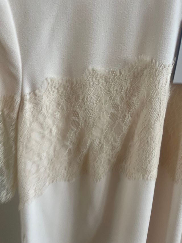 Blusa de crepe y encaje rosa maquillaje