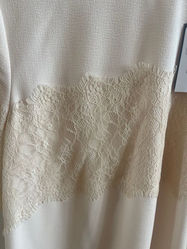 Blusa de crepe y encaje rosa maquillaje