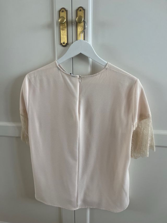 Blusa de crepe y encaje rosa maquillaje