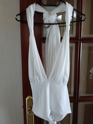 Top blanco con etiqueta