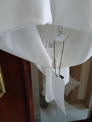 Top blanco con etiqueta