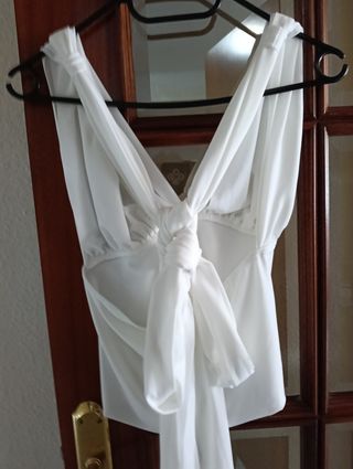 Top blanco con etiqueta