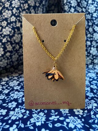 Colgante petalo marron y negro