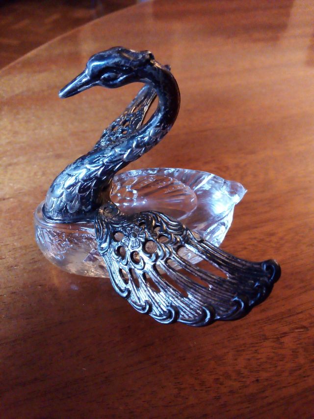 Cisne plateado sobre cristal de roca. 