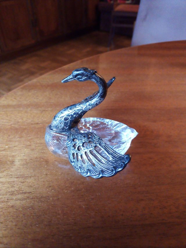 Cisne plateado sobre cristal de roca. 