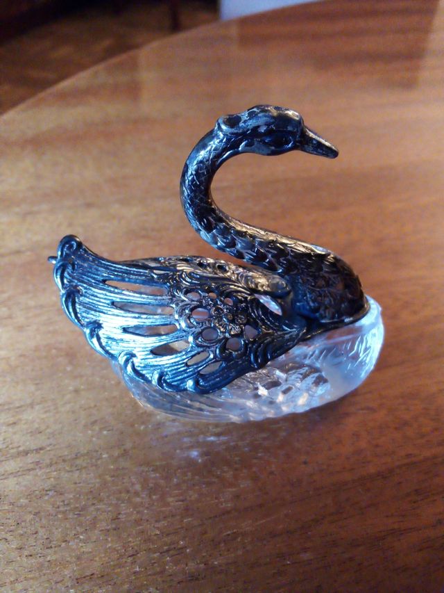 Cisne plateado sobre cristal de roca. 