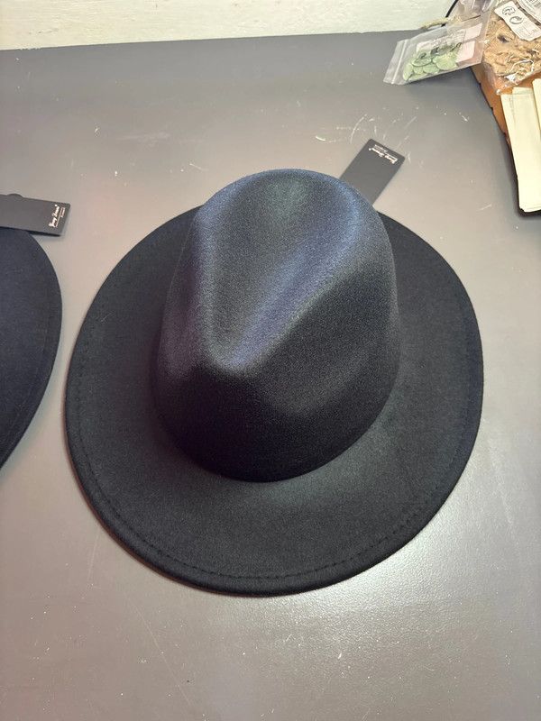 Cappello nero di panno