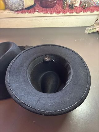 Cappello nero di panno