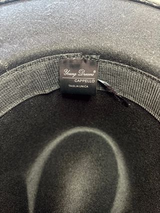 Cappello nero di panno