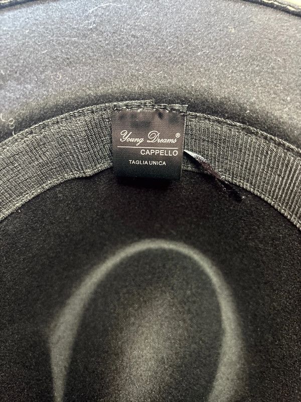 Cappello nero di panno