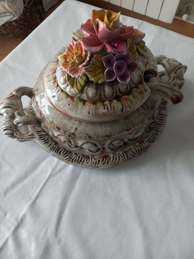 Zuppa antica in porcellana con rilievo vintage