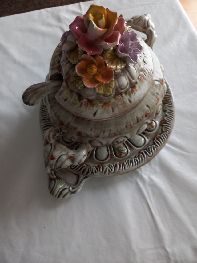 Zuppa antica in porcellana con rilievo vintage