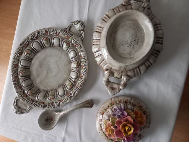 Zuppa antica in porcellana con rilievo vintage