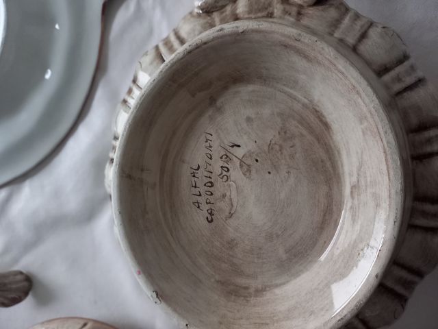 Zuppa antica in porcellana con rilievo vintage