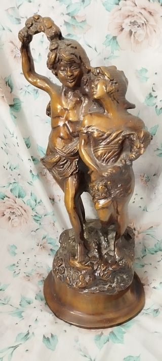 Figura amantes bronce