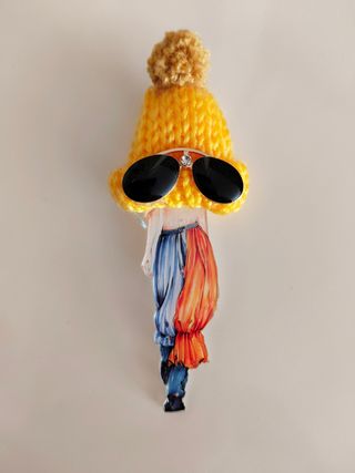 Broche acrílico y lana amarillo 