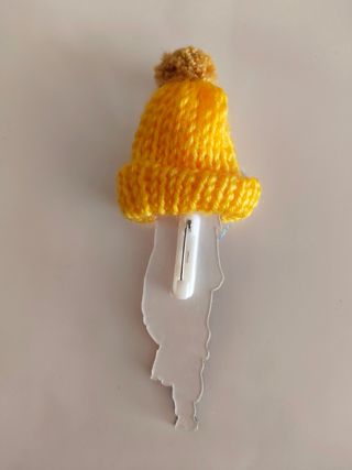 Broche acrílico y lana amarillo 