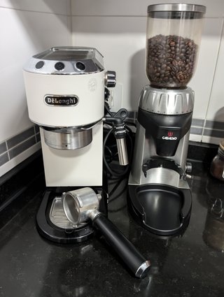 Cafetera delonghi dedica y molinillo
