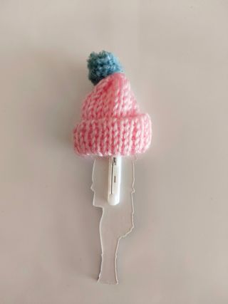 Broche acrílico y lana rosa