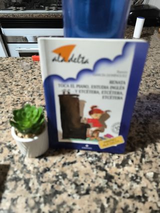 Renata toca el piano, estudia inglés y e