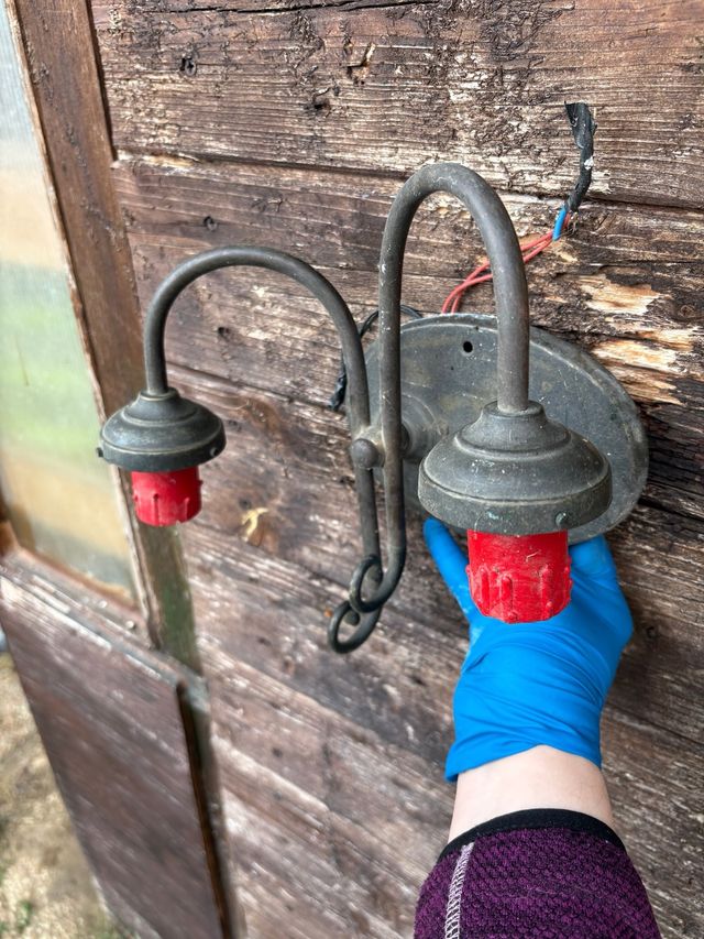 Lámpara de pared de latón envejecido