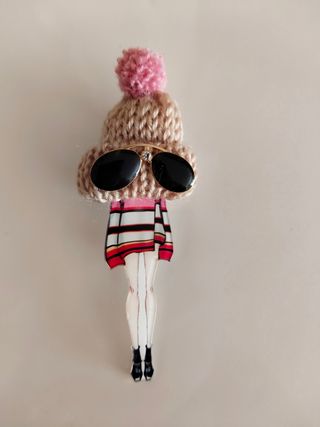 Broche acrílico y lana beige 