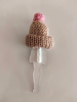 Broche acrílico y lana beige 