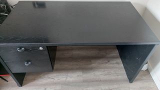 Escritorio negro con cajones