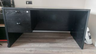 Escritorio negro con cajones