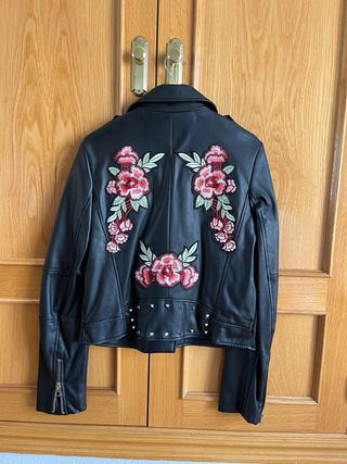 Cazadora biker bordados viral Zara 