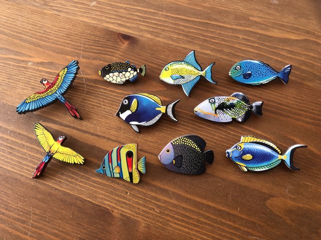 Lote 10 chapas de peces y loros