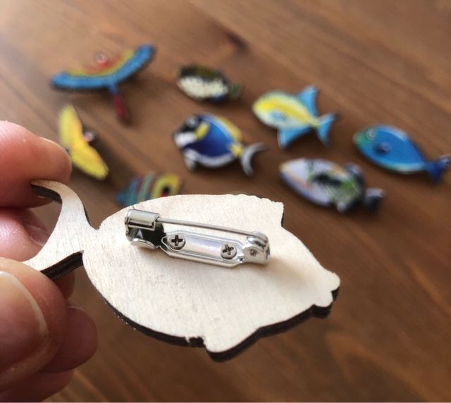 Lote 10 chapas de peces y loros