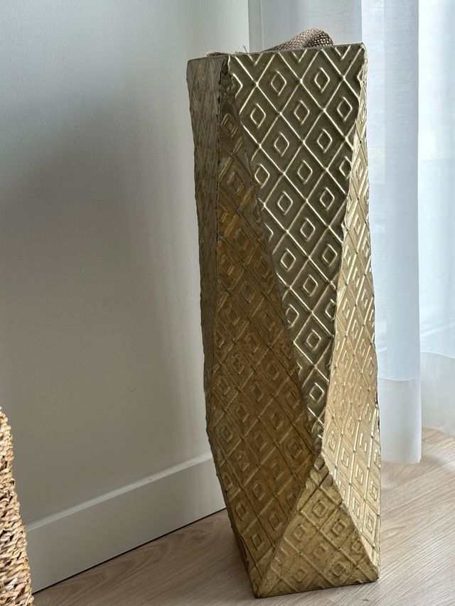 Jarrón decorativo dorado 