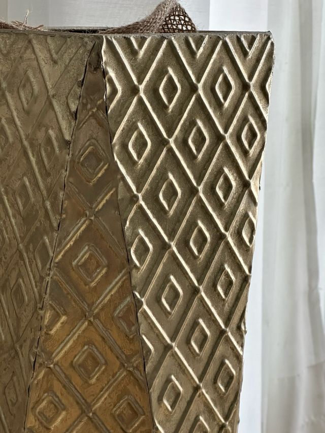 Jarrón decorativo dorado 