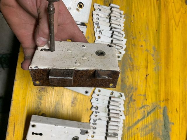 Cerraduras de parche con picaporte antiguas