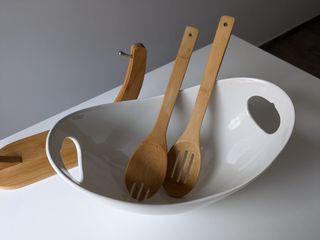 Fuente porcelana + cubiertos bambú