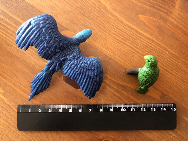 Lote 17 figuras de loros y pájaros