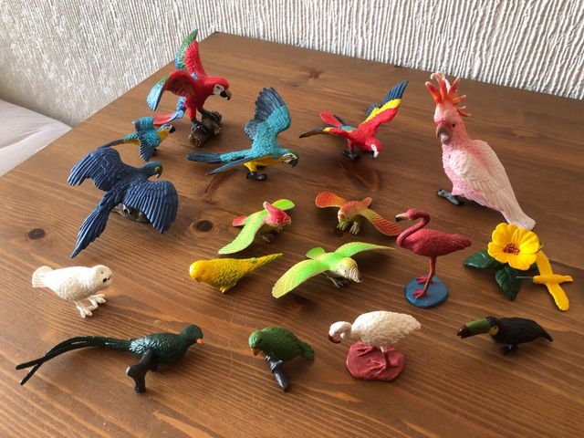 Lote 17 figuras de loros y pájaros