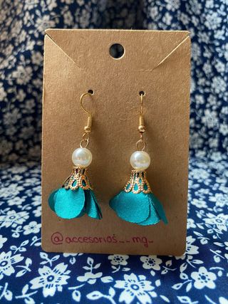 Pendientes petalo turquesa con perla
