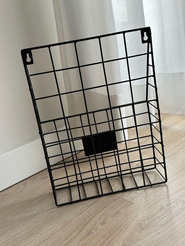 Cesta negra de pared para libros de metal 