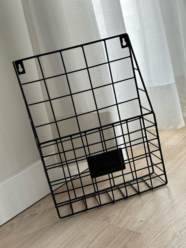 Cesta negra de pared para libros de metal 