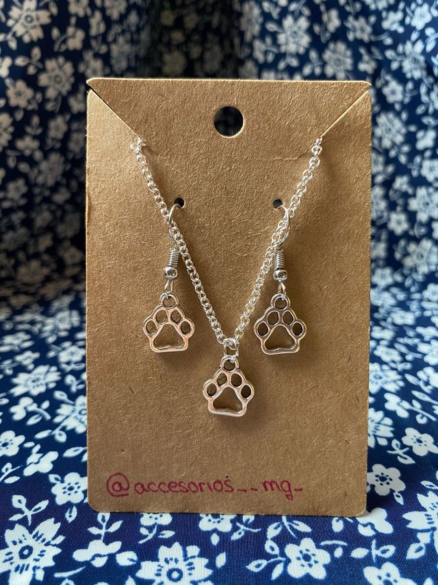 Conjunto pendientes y colgante con cadena huella