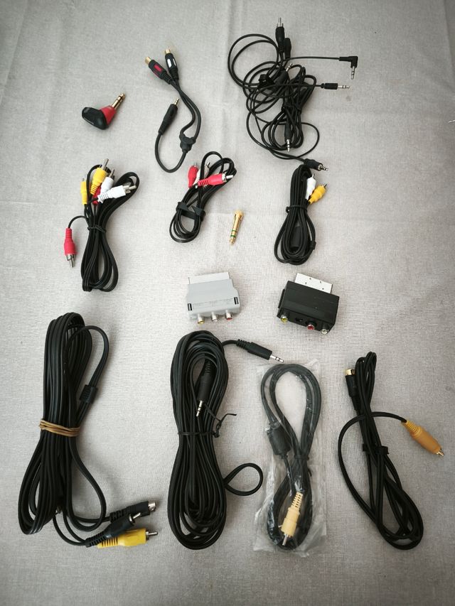 Cables de audio y video.