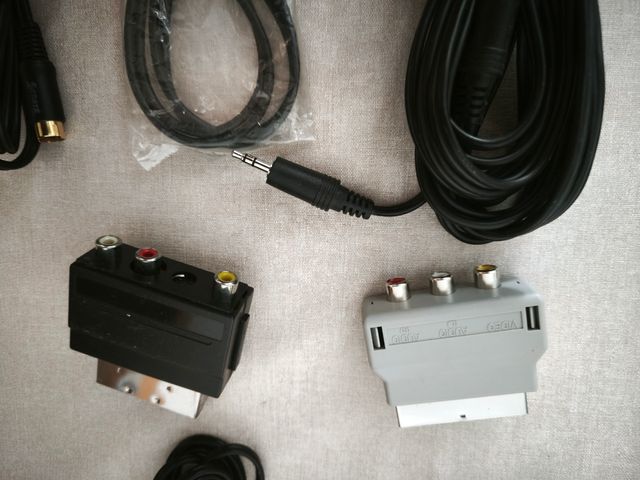 Cables de audio y video.