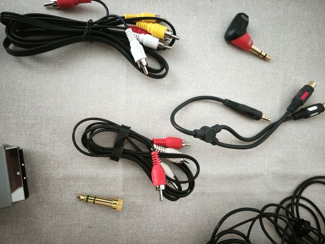 Cables de audio y video.