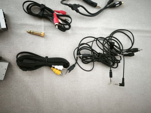 Cables de audio y video.