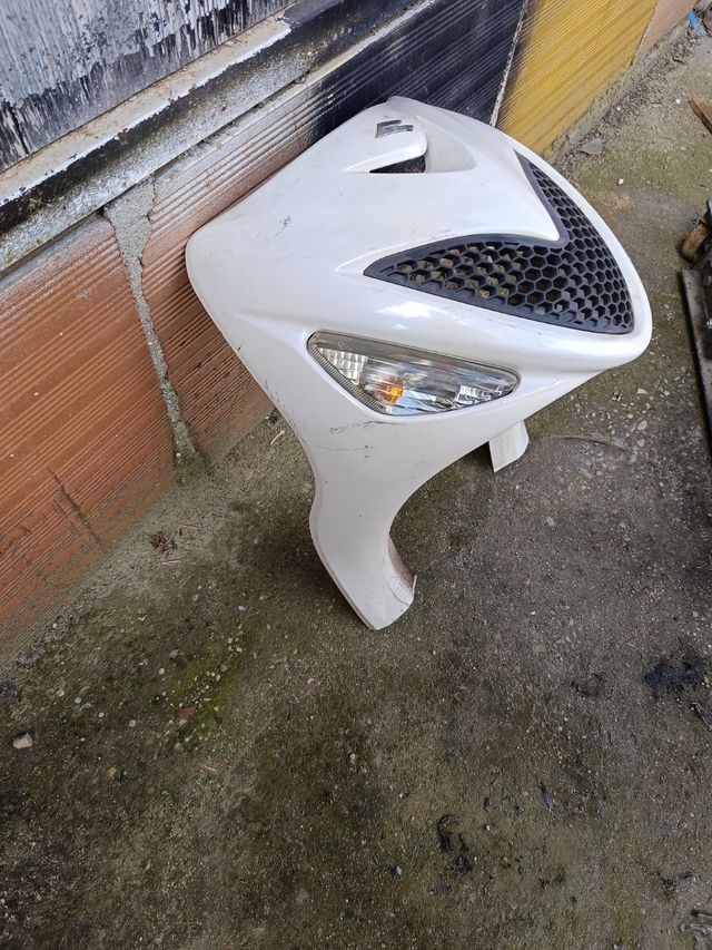 Frontal , escudo, carcasa Suzuki sixteen 125