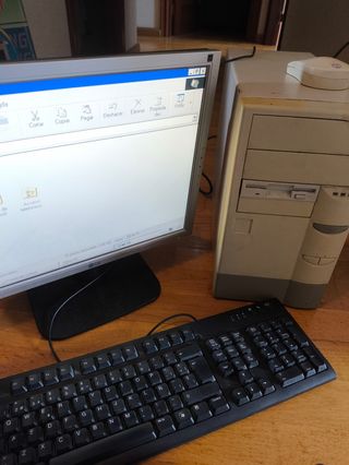 Torre ordenador AMD k6-2 300 funciona retrogaming