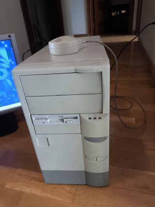 Torre ordenador AMD k6-2 300 funciona retrogaming