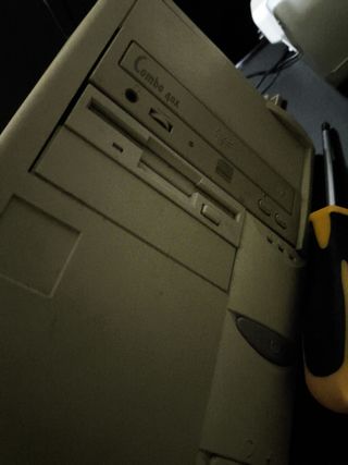 Torre ordenador AMD k6-2 300 funciona retrogaming